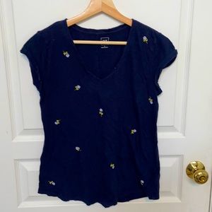 Gap t-shirt, with vneck and embroidered flowers